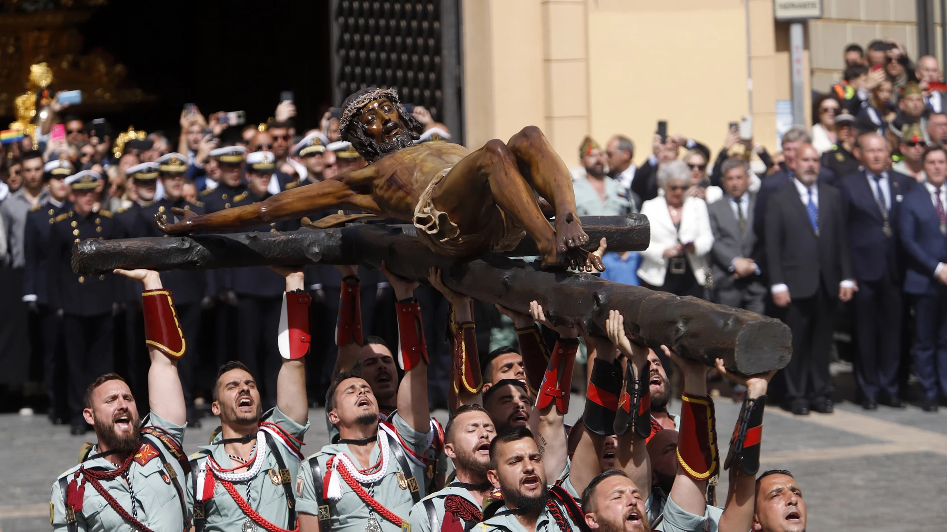 El tercio Duque de Alba II de la Legión, con sede en Ceuta, en un momento del traslado del Cristo de la Buena Muerte y Ánimas, conocido como Cristo de Mena, a su trono procesional en el Jueves Santo a 6 de abril de 2023 en Málaga, Andalucía.
