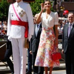Los reyes de España en el desfile del Día de las Fuerzas Armadas.