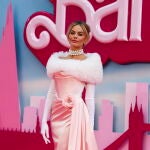 Margot Robbie vuelve a ser nuestra Barbie de confianza.