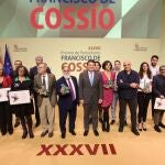 Foto de familia del presidente Mañueco con los premiados