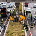 Cae un helicóptero en plena M-40 de Madrid