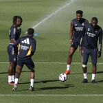Rudiger, en e centro, en un rondo durante un entrenamiento