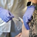 Sanidad llama a niños y mayores a vacunarse contra la gripe ante unos datos insuficientes