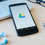 Muchas veces estamos en la situación de transferir urgentemente la propiedad de un archivo en Google Drive. 