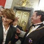 El fiscal general del Estado, Álvaro García Ortiz (d), es felicitado tras tomar posesión de su cargo después de ser reelegido, ante la fiscal Dolores Delgado, en un acto celebrado este miércoles en la sede del Tribunal Supremo de Madrid. 