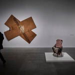La cruz, un elemento recurrente en la obra de Tàpies