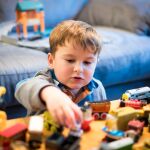 Un niño jugando