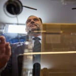 El exministro José Luis Ábalos sale tras ofrecer una rueda de prensa en la que ha anunciado que mantiene su acta de diputado por Valencia en el Congreso y que pasará al grupo mixto, con lo que desoye la exigencia del PSOE que le dio un plazo de 24 horas para dejar su escaño ante el caso Koldo © Alberto R. Roldán / Diario La Razón. 27 02 2024