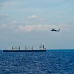 El barco secuestrado, vigilado por un helicóptero