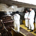 El presidente del Gobierno, Pedro Sánchez (2i), acompañado por el ministro de Política Territorial y Memoria Democrática, Ángel Víctor Torres (2d), visita el laboratorio forense de Cuelgamuros, el jueves 04 de abril, para conocer sobre el terreno las tareas que se realizan para la recuperación e identificación de 160 víctimas del franquismo reclamadas por sus familias. 