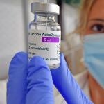 Una enfermera muestra un vial del suero de AstraZeneca contra la covid