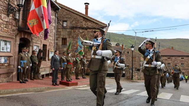 Homenaje a la bandera y desfile militar en el municipio más antiguo de España, Brañosera