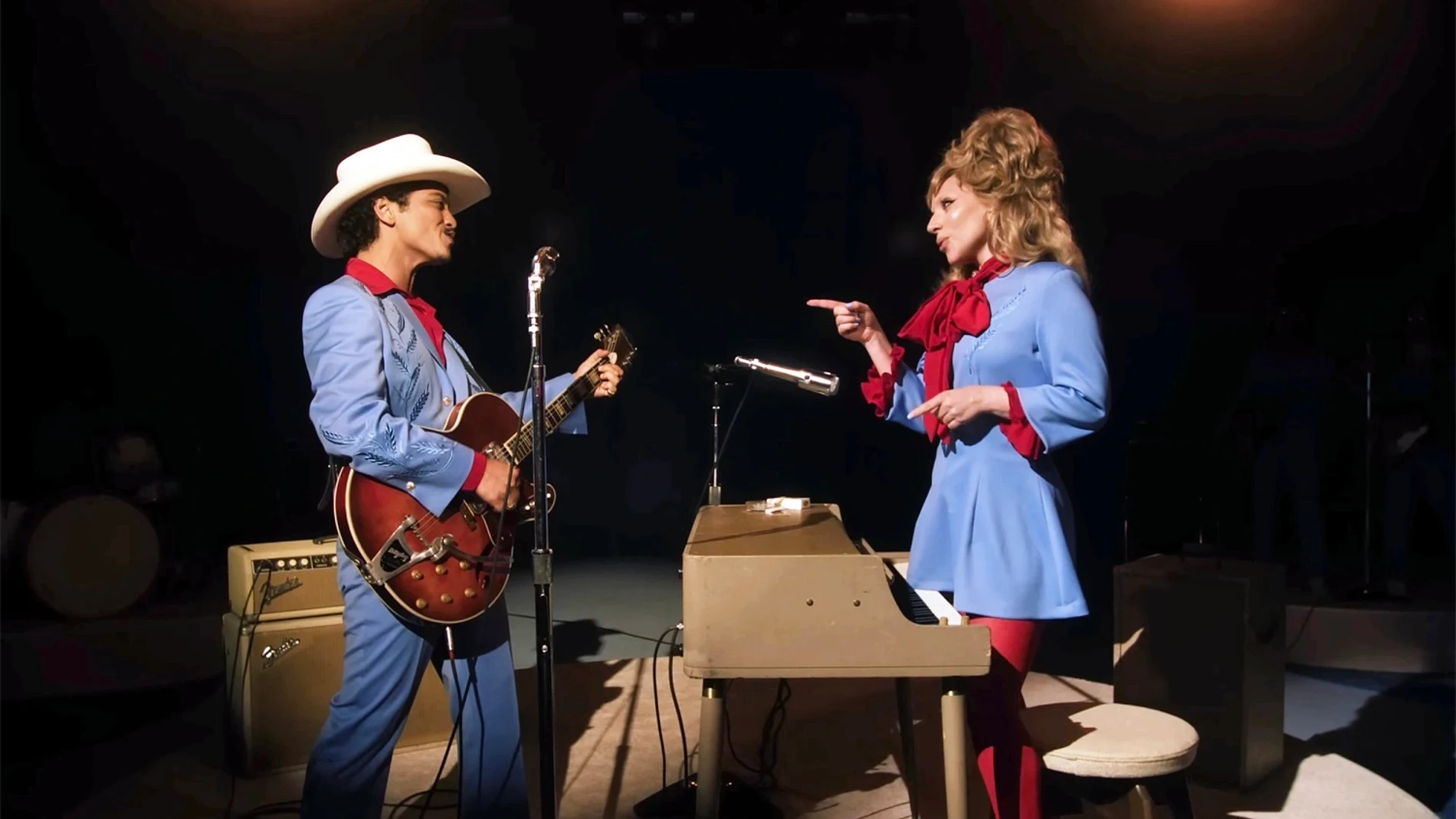 Lady Gaga y Bruno Mars, en el videoclip
