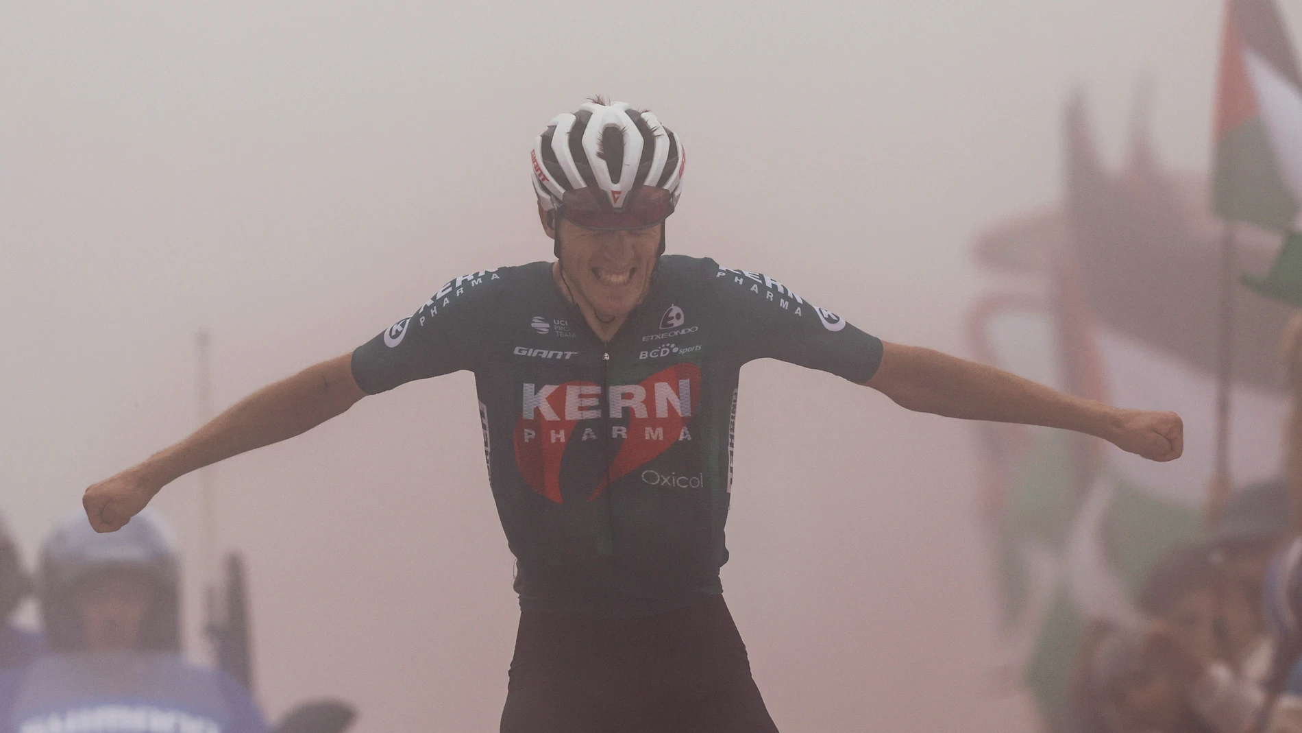 CUITU NEGRO, 01/09/2024.- El español Pablo Castrillo (Kern Pharma) celebra su victoria en la decimoquinta etapa de la Vuelta ciclista a España disputada este domingo entre Infiesto y Cuitu Negru, con 143 kilómetros de recorrido. EFE/Javier Lizón