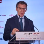 El líder del PP, Alberto Núñez Feijóo, y el presidente de Aragón y del PP en la comunidad de Aragón, Jorge Azc