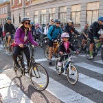 Los ciclistas toman las calles de León en el XXVIII Día de la Bici