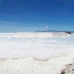 Las salinas de Uyuni poseen gran parte del litio mundial y es un atractivo impresionante gracias a la gran cantidad de sal y otros minerales como el potasio y magnesio