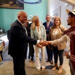 Carnero saluda a un joven hispanoamericano durante su visita a la Casa Museo Colón