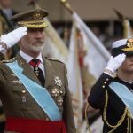 Centenares de ciudadanos arropan a las Fuerzas Armadas en un desfile del 12 de octubre