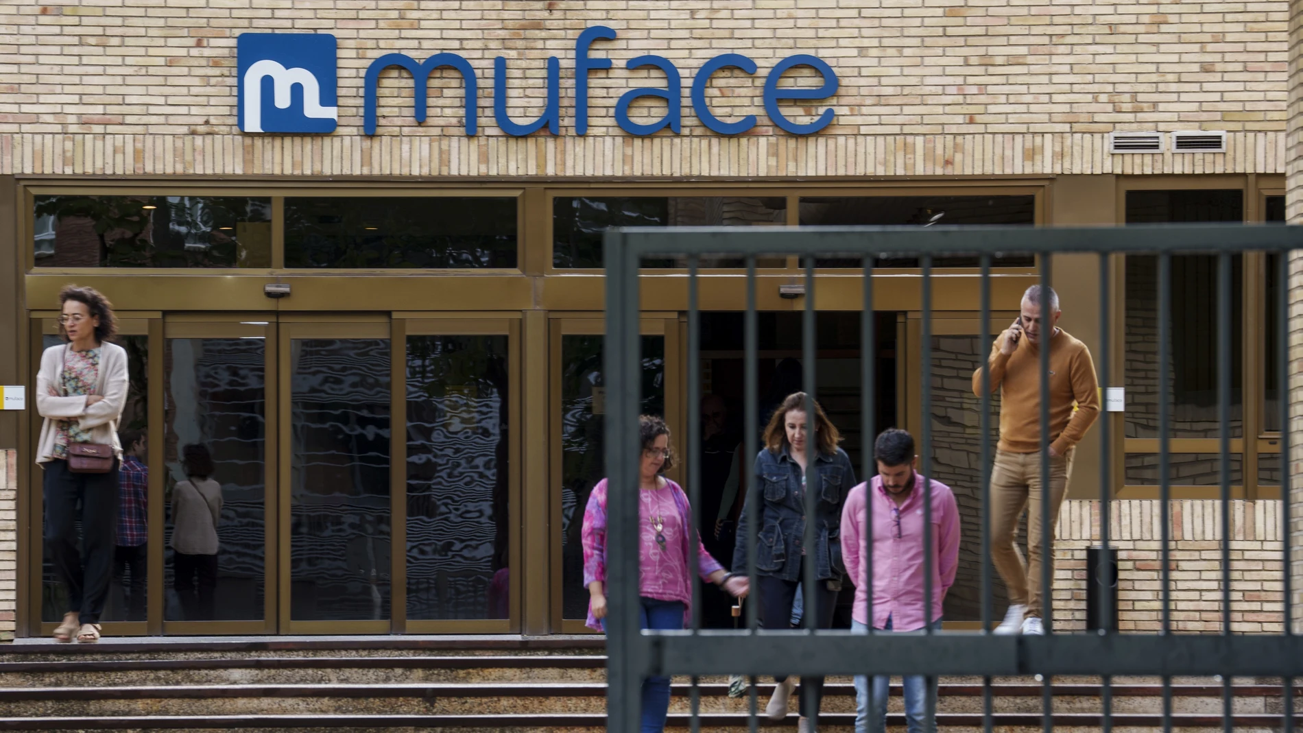 Personas delante de las oficinas de Muface en Madrid