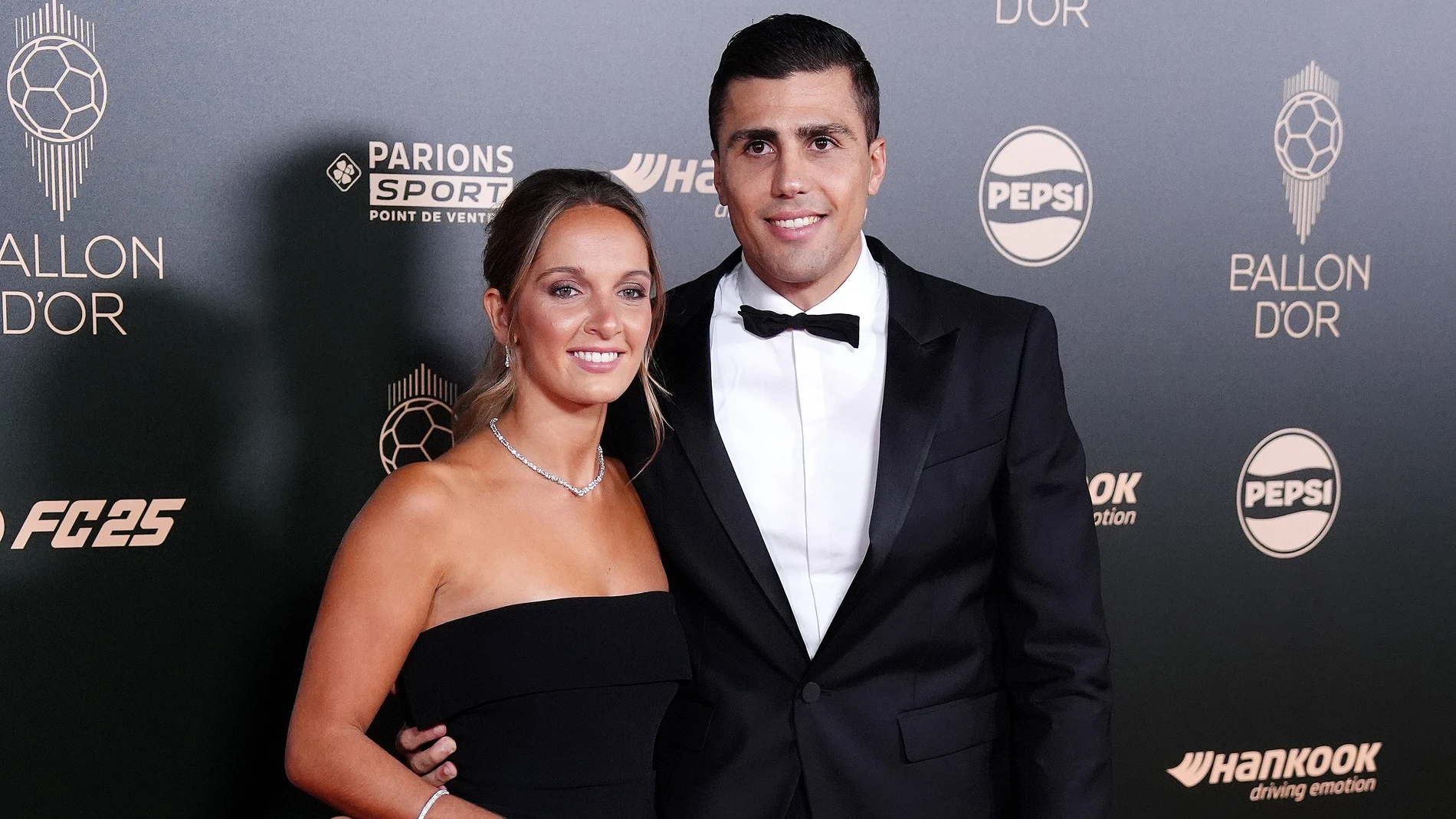 28 October 2024, France, Paris: Manchester City and Spain player Rodri with his wife Laura Iglesias arrive to attend the Ballon d'Or awards ceremony 2024, at the Theatre du Chatelet. Photo: Adam Davy/PA Wire/dpa28/10/2024 ONLY FOR USE IN SPAIN
