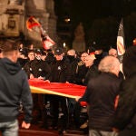 Dos centenares de personas protestan en Ferraz por la política del Gobierno