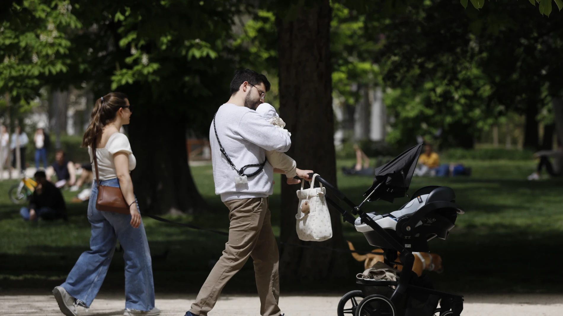 Familias con niños en el parque del Retiro.