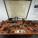 Un hombre drogado se delata ante la Policía que encuentra un arsenal 