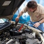 Un mecánico tiene el truco perfecto para cuando no te arranca el coche por problemas con la batería