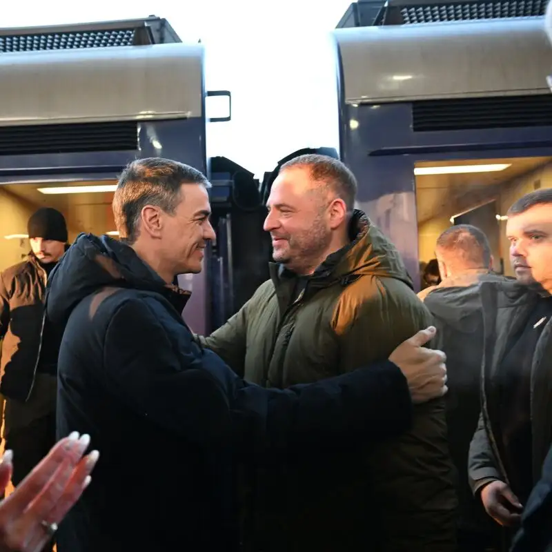 El presidente del Gobierno, Pedro Sánchez, es recibido en Kiev por el jefe de la oficina presidencial ucrania, Andrí Yermak.