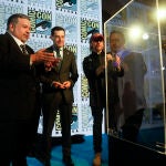 El director de Comunicación y Estrategia de Comic-Con Internacional, David Glanzer (i); el presidente de la Junta de Andalucía, Juanma Moreno; y el actor y director, Santiago Segura (d), hoy durante la presentación de la San Diego Comic-Con