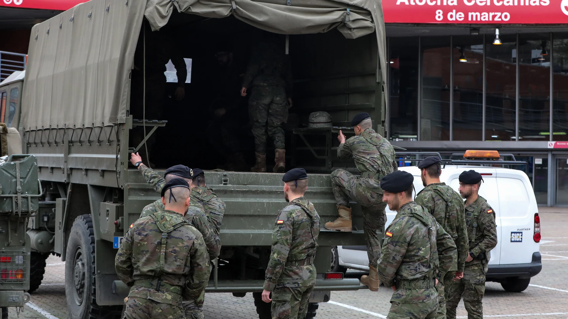 (Foto de ARCHIVO)Militares y un tanque del Ejército en las inmediaciones de la estación de tren Madrid Puerta de Atocha durante el tercer día laborable desde que se decretó el estado de alarma a consecuencia del coronavirus, en Madrid (España), a 18 de marzo de 2020.Jesús Hellín / Europa Press18/03/2020
