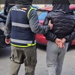 El detenido es conducido por agentes de la Policía Nacional