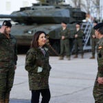 Margarita Robles acompaña a la ministra de Relaciones Exteriores de Letonia, Baiba Braze, en su visita a la base militar 'El Goloso'