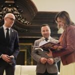 El cuento también le fue entregado ayer a la alcaldesa de Valencia por el autor de la obra