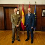 El alcalde de Ponferrada, Marco Morala, junto al coronel jefe del RALCA 63 de Astorga, Santiago Calderón Calatayud, tras presentar la jura de bandera de personal civil