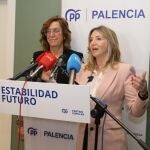 La portavoz del PP en el Senado, la abulense Alicia García, atiende a la premnsa junto a Ángeles Armisén, presidenta de la Diputación y del PP de Palencia