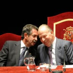 El Rey Juan Carlos y Miguel Ángel Revilla durante un acto de entrega de las Medallas de Oro al Mérito en las Bellas Artes, celebrado en el Palacio de Festivales de Cantabria.