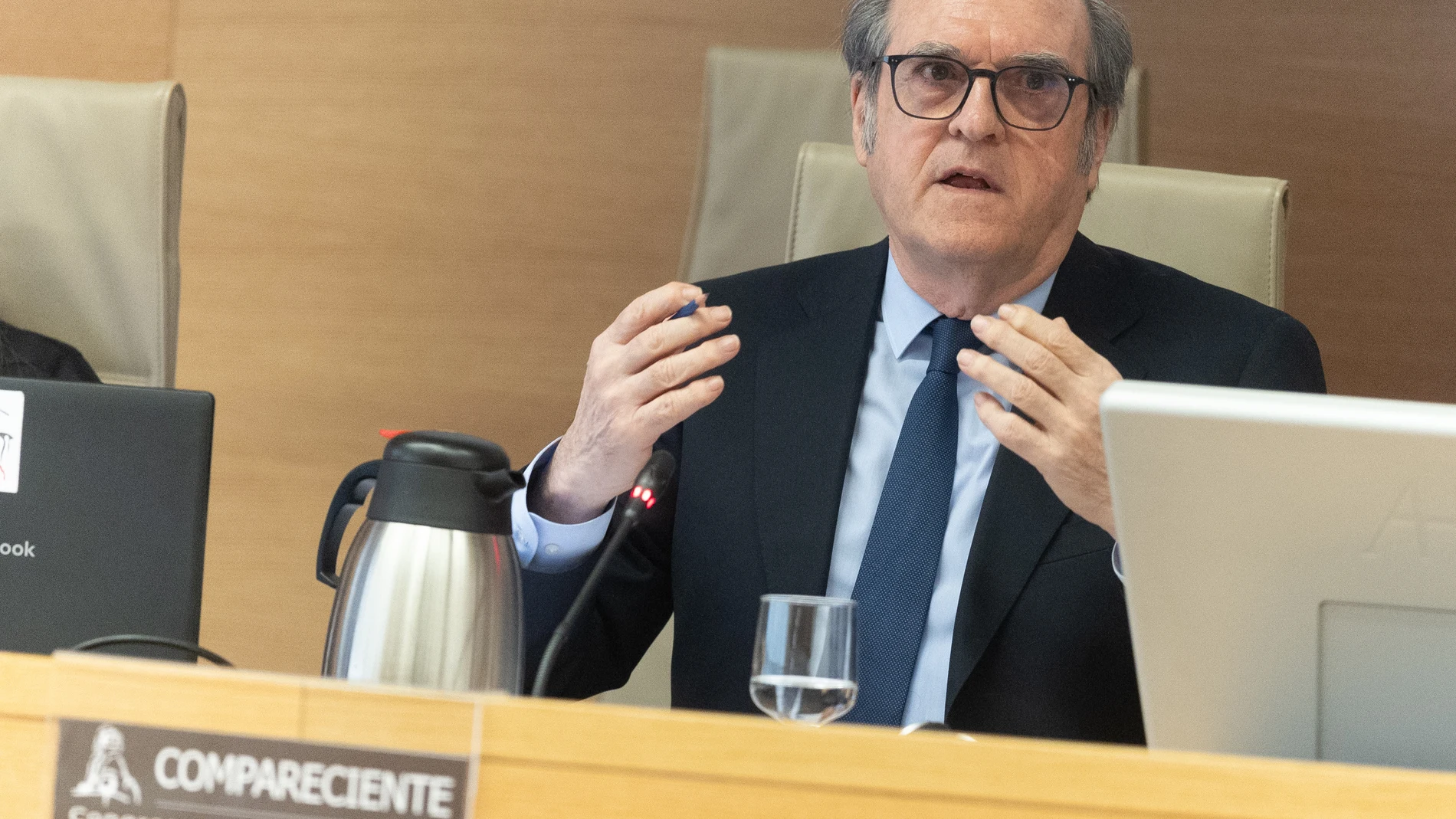 El Defensor del Pueblo, Ángel Gabilondo, comparece ante la Comisión Mixta de Relaciones con el Defensor del Pueblo, en el Congreso de los Diputados, a 8 de abril de 2025, en Madrid (España). Durante su comparecencia el Defensor del Pueblo ha dado cuenta de las actuaciones realizadas en relación con la inseguridad de la que son víctimas muchos españoles por causa de la inmigración ilegal masiva en el año 2023 y la parte transcurrida de 2024., según ha solicitado el grupo parlamentario VOX. 08...