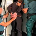 Guardias civiles durante el traslado de un preso