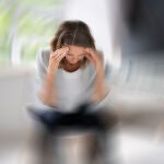 Esta alteración del equilibrio afecta a hombres y mujeres por igual y puede darse a cualquier edad