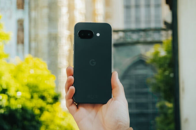 La parte trasera del Google Pixel 9a, en color negro