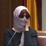 El "show" de la mujer de Koldo: aparece con la cara tapada en el Senado