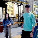 Mencía y Pablo, dos jóvenes que participan en la procesión infantil de la Iglesia de San Gil