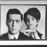 Author Mario Vargas Llosa posing w. his wife Patricia. 