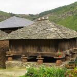 El pueblo mágico con hórreos y paneras que te enamorará en el corazón de Asturias