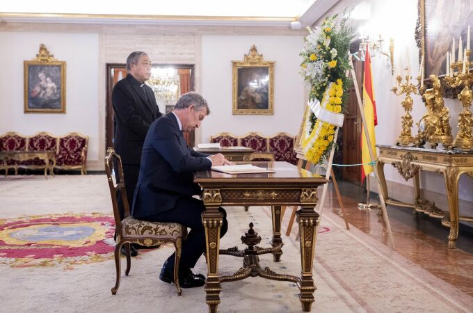 Papa.- Feijóo firma el libro de condolencias: "Ha hecho un gran trabajo y ha ampliado la base católica en el mundo"