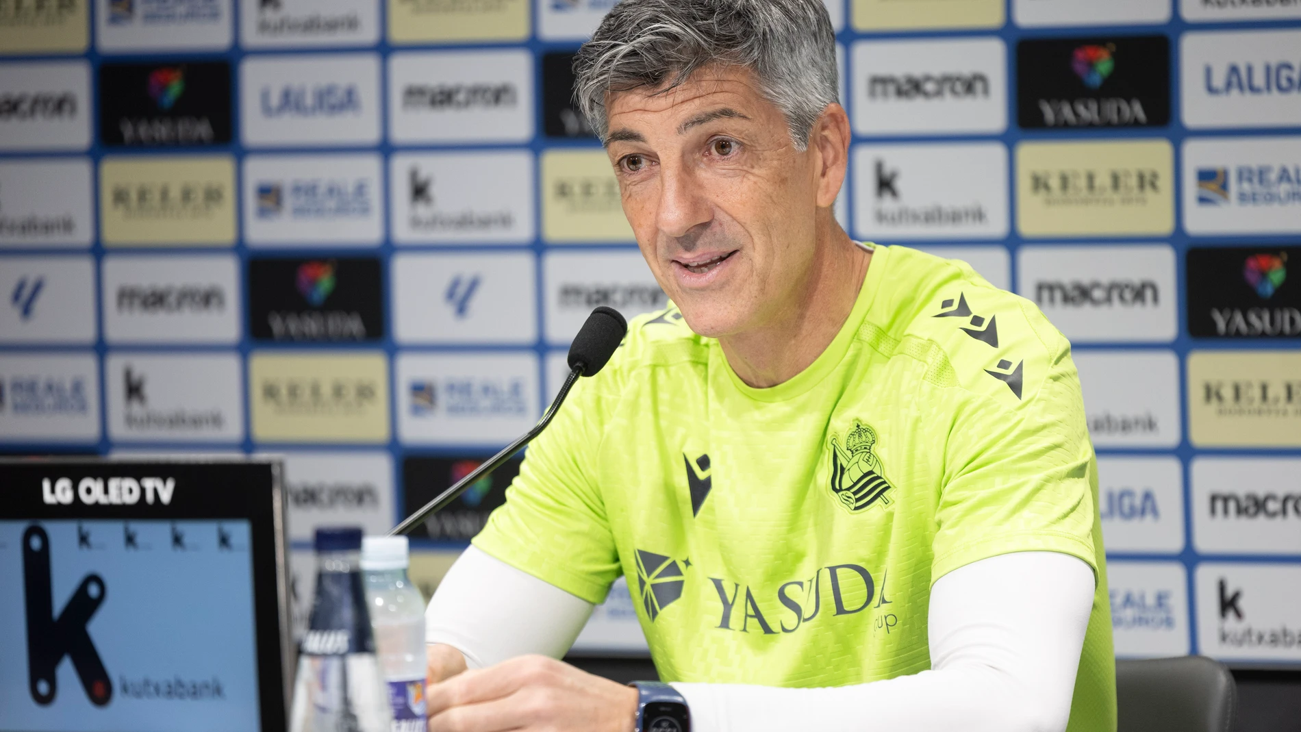 SAN SEBASTIÁN, 22/04/2025.- El entrenador de la Real Sociedad, Imanol Alguacil, este martes durante una rueda de prensa previa al partido de mañana contra el Deportivo Alavés. EFE/Javier Etxezarreta