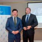 el presidente de Empresa Familiar de Castilla y León, Isidoro Alanís, y el director territorial de Caixabank en Castilla y León, Gerardo Cuartero, renuevan el acuerdo