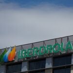Fachada de la sede de Iberdrola, a 31 de marzo de 2023, en Madrid (España). Energías Renovables Ibermap, la 'joint venture' creada en 2021 por Mapfre e Iberdrola para coinvertir en energías limpia, ha alcanzado los 445 megavatios (MW) en cartera mediante la suma de 150 nuevos MW fotovoltaicos, lo que ha llevado a una modificación de su estructura accionarial. De esta forma, la cartera de la firma se compone de 295 MW eólicos y 150 MW fotovoltaicos. La 'joint venture' contempla la incorporación de más activos a futuro, según han explicado las compañías. 31 MARZO 2023;IBERDROLA;ENERGÍAS RENOVABLES Eduardo Parra / Europa Press 31/03/2023